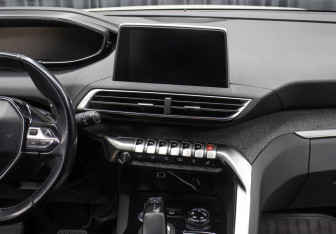 Подержанный автомобиль Peugeot 3008 2018 года (16 фото)