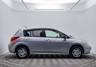 Подержанный автомобиль Nissan Tiida Hatchback 2011 года (4 фото)