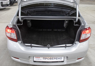 Подержанный автомобиль Renault Logan Sedan 2017 года (10 фото)