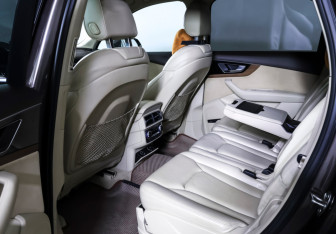 Подержанный автомобиль Audi Q7 2016 года (12 фото)