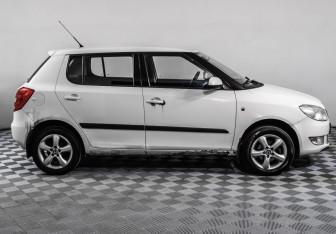 Подержанный автомобиль Skoda Fabia Hatchback 2010 года (4 фото)