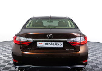 Подержанный автомобиль Lexus ES 2017 года (6 фото)
