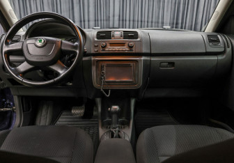 Подержанный автомобиль Skoda Fabia Hatchback 2010 года (14 фото)