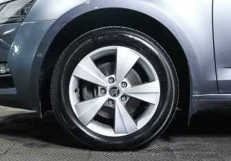 Подержанный автомобиль Skoda Octavia Liftback 2019 года (10 фото)