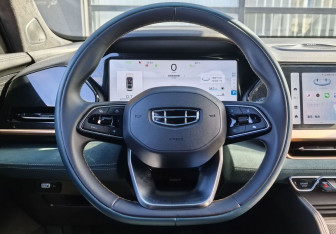 Подержанный автомобиль Geely Monjaro 2023 года (18 фото)