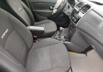 Подержанный автомобиль Renault Sandero 2017 года (9 фото)