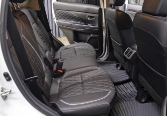 Подержанный автомобиль Mitsubishi Outlander 2022 года (12 фото)