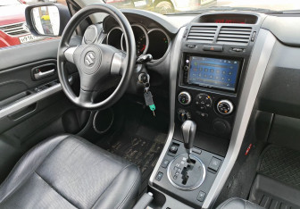 Подержанный автомобиль Suzuki Grand Vitara 2006 года (10 фото)