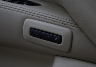 Подержанный автомобиль Infiniti JX 2013 года (17 фото)