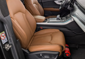 Подержанный автомобиль Audi Q8 2023 года (24 фото)