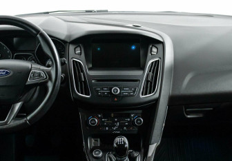Подержанный автомобиль Ford Focus Hatchback 2015 года (8 фото)