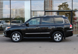 Подержанный автомобиль Lexus LX 2013 года (8 фото)