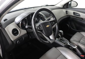 Подержанный автомобиль Chevrolet Cruze Hatchback 2013 года (9 фото)