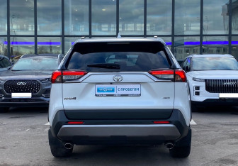 Подержанный автомобиль Toyota RAV4 2019 года (6 фото)