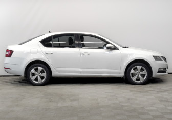 Подержанный автомобиль Skoda Octavia Liftback 2018 года (4 фото)