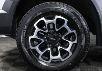 Подержанный автомобиль JAC T9 2025 года (26 фото)