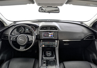 Подержанный автомобиль Jaguar F-Pace 2017 года (14 фото)