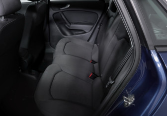 Подержанный автомобиль Audi A1 2014 года (10 фото)