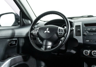 Подержанный автомобиль Mitsubishi Outlander 2012 года (8 фото)