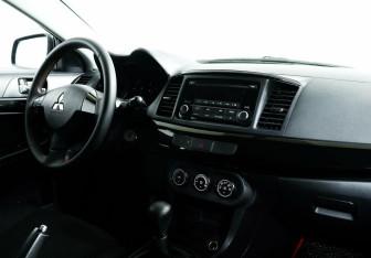 Подержанный автомобиль Mitsubishi Lancer Sedan 2013 года (8 фото)