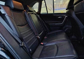 Подержанный автомобиль Toyota RAV4 2021 года (11 фото)