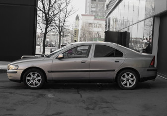 Подержанный автомобиль Volvo S60 2002 года (8 фото)