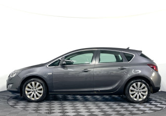 Подержанный автомобиль Opel Astra Hatchback 2010 года (8 фото)