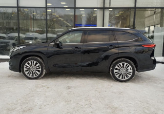 Подержанный автомобиль Toyota Highlander 2025 года (5 фото)