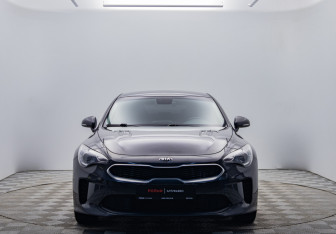 Подержанный автомобиль Kia Stinger 2018 года (8 фото)