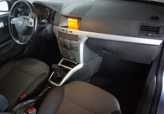 Подержанный автомобиль Opel Astra Hatchback 2009 года (11 фото)