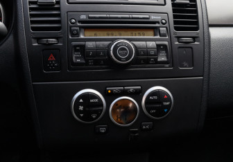 Подержанный автомобиль Nissan Tiida Hatchback 2010 года (15 фото)