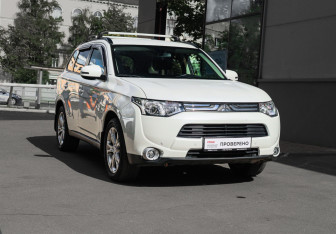 Подержанный автомобиль Mitsubishi Outlander 2013 года (3 фото)