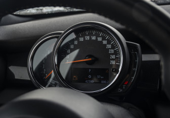 Подержанный автомобиль MINI Hatch 2020 года (11 фото)