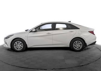 Подержанный автомобиль Hyundai Elantra Sedan 2022 года (8 фото)