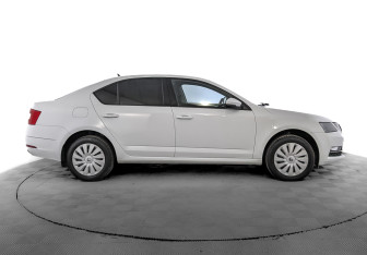 Подержанный автомобиль Skoda Octavia Liftback 2020 года (4 фото)