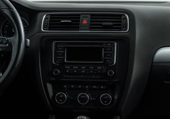 Подержанный автомобиль Volkswagen Jetta Sedan 2013 года (8 фото)