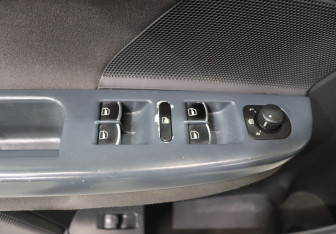 Подержанный автомобиль Volkswagen Golf Hatchback 2004 года (11 фото)