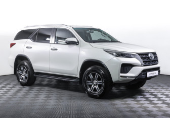 Подержанный автомобиль Toyota Fortuner 2022 года (3 фото)