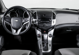 Подержанный автомобиль Chevrolet Cruze Hatchback 2013 года (12 фото)