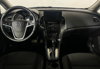 Подержанный автомобиль Opel Astra Hatchback 2011 года (12 фото)