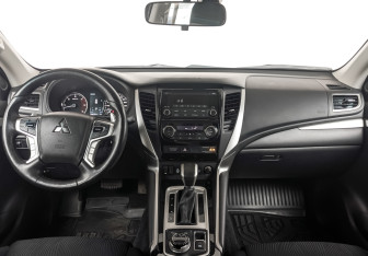 Подержанный автомобиль Mitsubishi Pajero Sport 2018 года (13 фото)