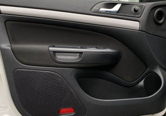 Подержанный автомобиль Skoda Octavia Wagon 2011 года (11 фото)