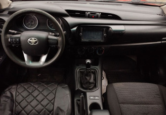 Подержанный автомобиль Toyota Hilux 2015 года (9 фото)