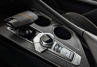 Подержанный автомобиль Changan UNI-V 2023 года (21 фото)