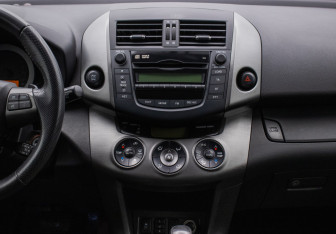 Подержанный автомобиль Toyota RAV4 2011 года (14 фото)