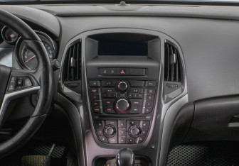 Подержанный автомобиль Opel Astra Sedan 2013 года (14 фото)