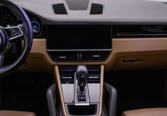 Подержанный автомобиль Porsche Cayenne 2020 года (14 фото)