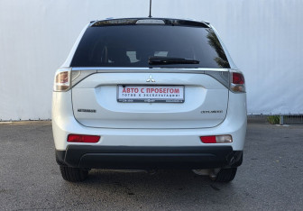 Подержанный автомобиль Mitsubishi Outlander 2013 года (6 фото)
