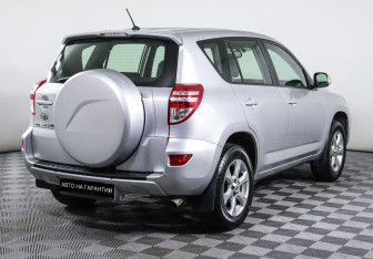 Подержанный автомобиль Toyota RAV4 2010 года (3 фото)