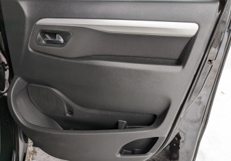 Подержанный автомобиль Peugeot Traveller 2022 года (22 фото)